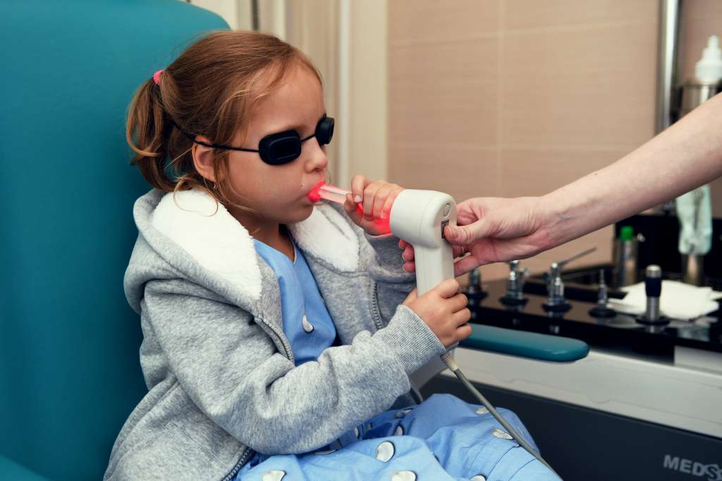 Сеанс лазеротерапии задей стенки глотки и нёбных миндалин у детей.jpg